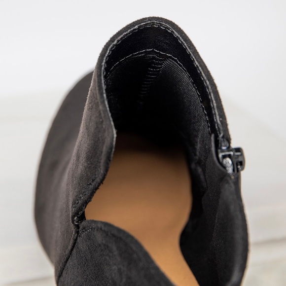 Wedge heel, approximately 2.5 inches tall. Fit small, more like a 9.5. - Picture 8 of 11